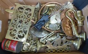 A mixed collection of brass and copper ware items to includeh horses brasses, toasting forks,