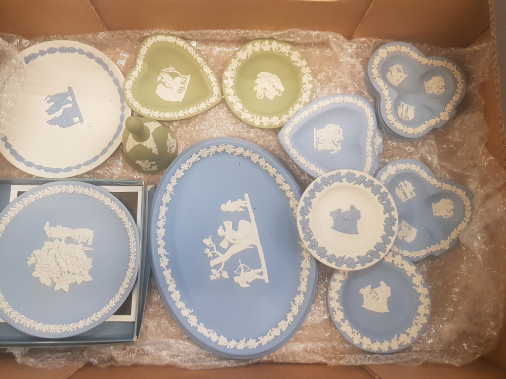 Wedgwood jasperware to include pin dishes, oval plaque, white plate, bell etc ( 1 tray)