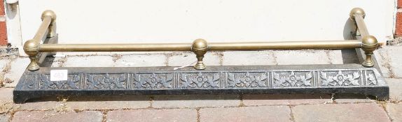 Brass and cast iron Victorian fender length 84cm, depth 30cm