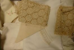 A collection of Linen & lace items to include table cloths, doilies, napkins etc (1 tray)