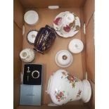 A mixed collection of ceramic items to include Wedgwood vase, boxed Wedgwood wine bottle stopper,