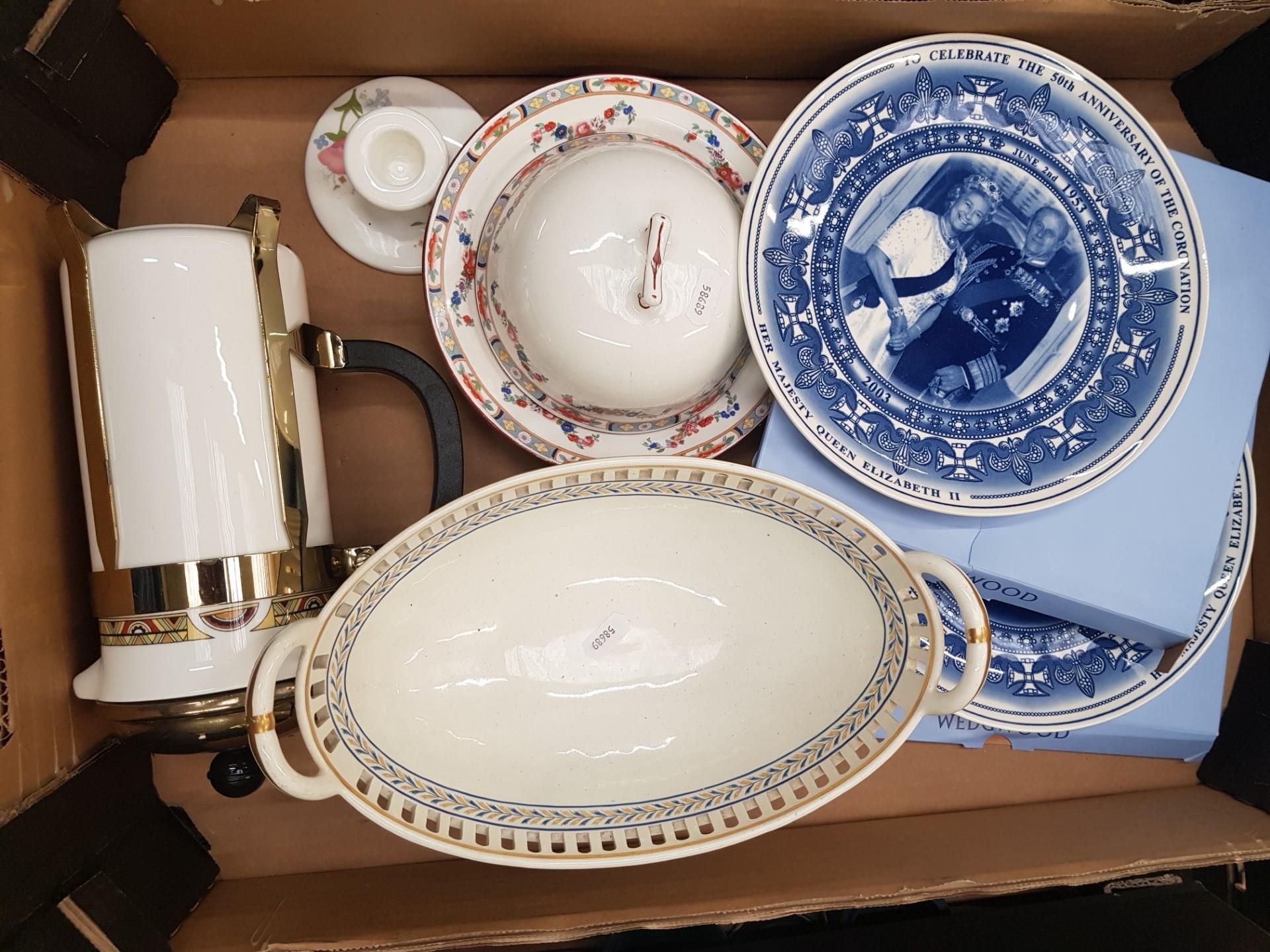 A mixed collection of ceramic items to inlude 2 Wedgwood Queensware Daily Mail commisoned plates,