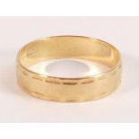 18ct hallmarked gold wedding band / ring. Ring size O, weight 2.07g.