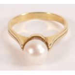 18ct gold pearl ring, size Q, 4.5g.