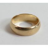 9ct gold wedding ring, size M, 4.7g.