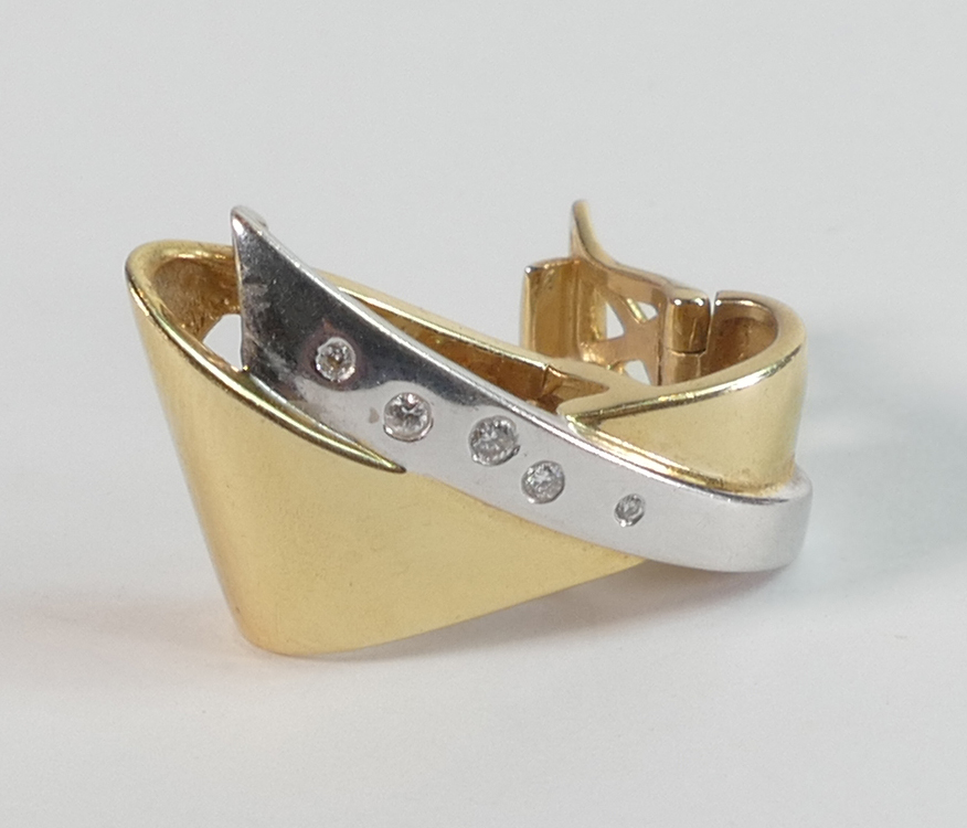 14ct gold two colour gold pendant set with diamonds, 5.2g.