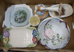 A mixed collection of ceramic items to include Crown Devon plates, Cries of London plate etc (1