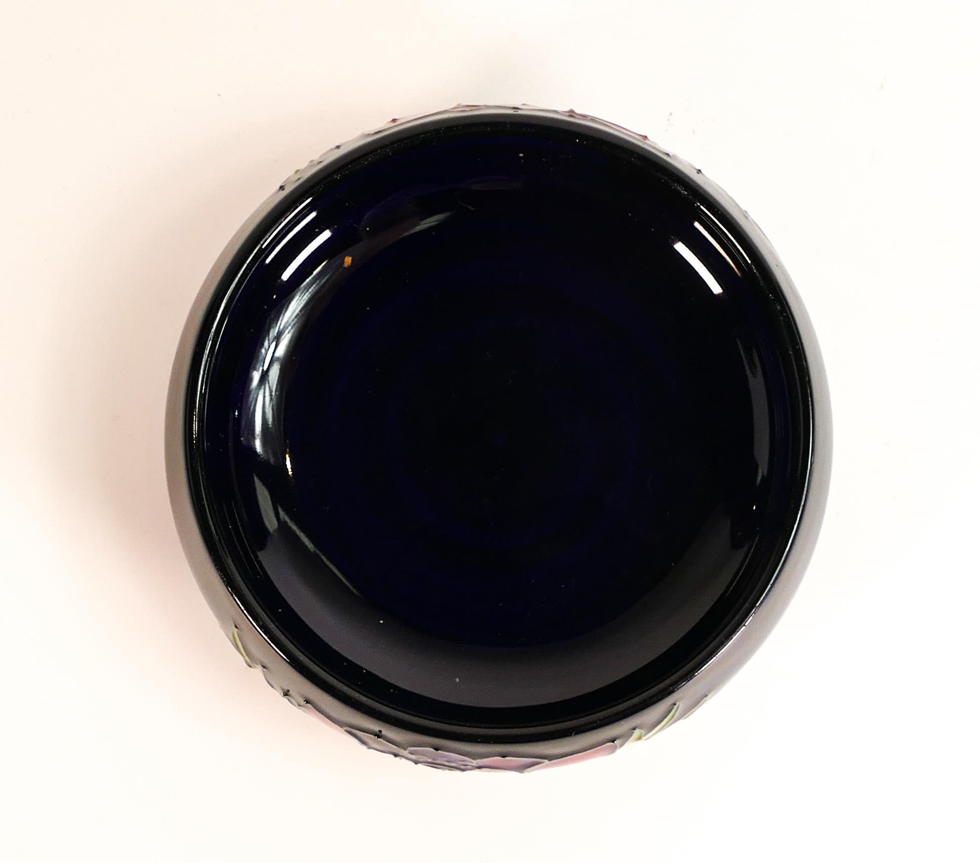 Moorcroft Anemone on blue ground lidded pot, limited edition, diameter 12cm, boxed - Bild 4 aus 7