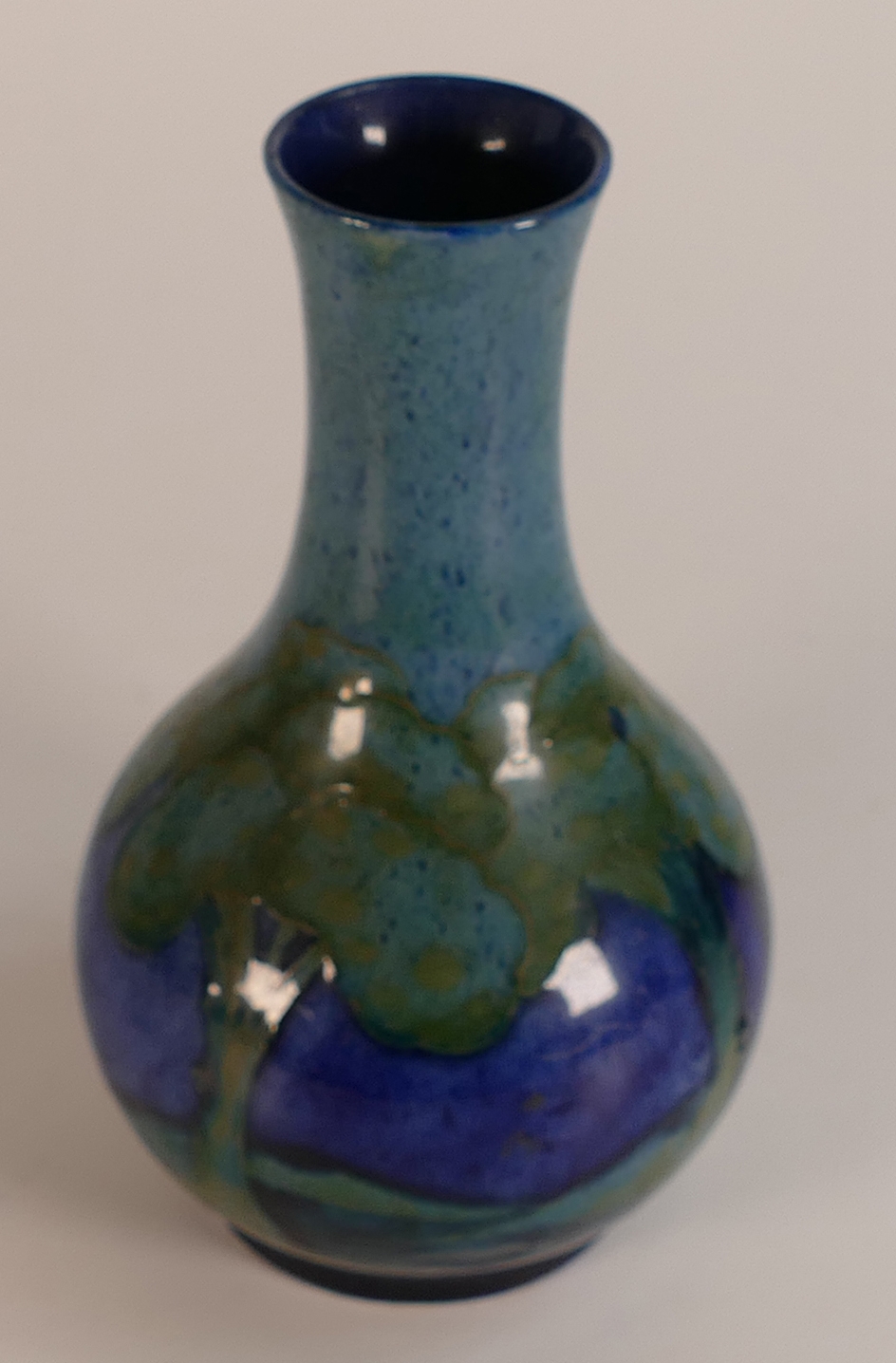 William Moorcroft vase decorated in the Moonlit Blue design, h.16cm, a.f. - Bild 5 aus 6