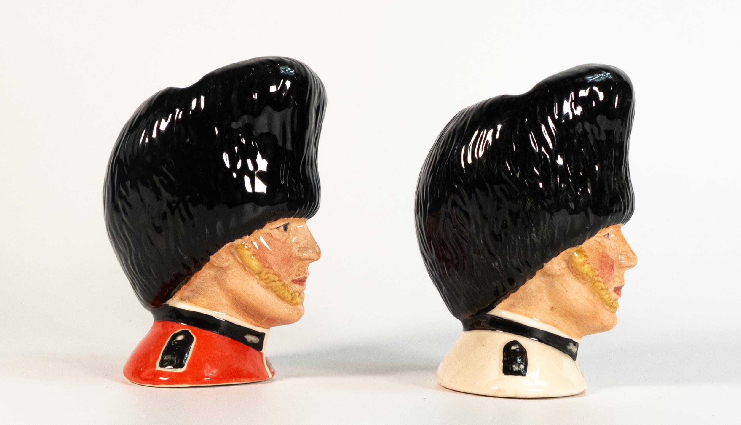 Royal Doulton small character jugs The Guardsman D6771 in two colour ways (2) - Bild 4 aus 5