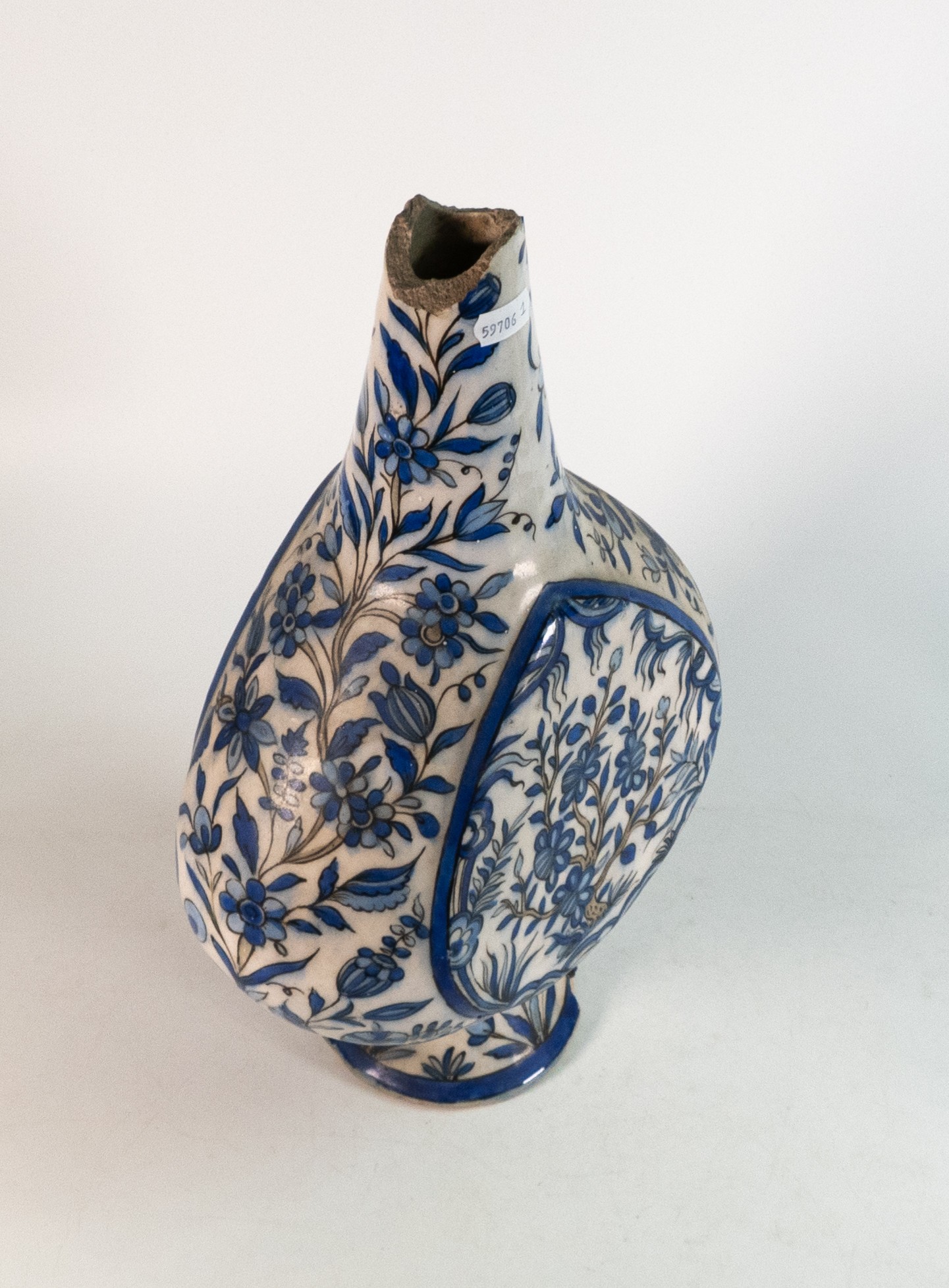 16th century Persian pottery vase. Floral and arboreal decoration in monochrome blue and grey - Bild 4 aus 7