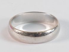 18ct white gold plain wedding band / ring size R, weight 4.8g