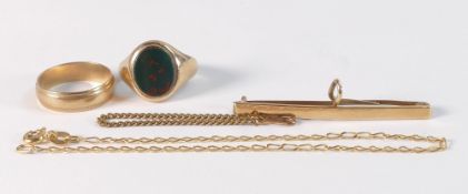 A collection of 9ct gold items, including chain, wedding ring, bar brooch and green onyx mounted