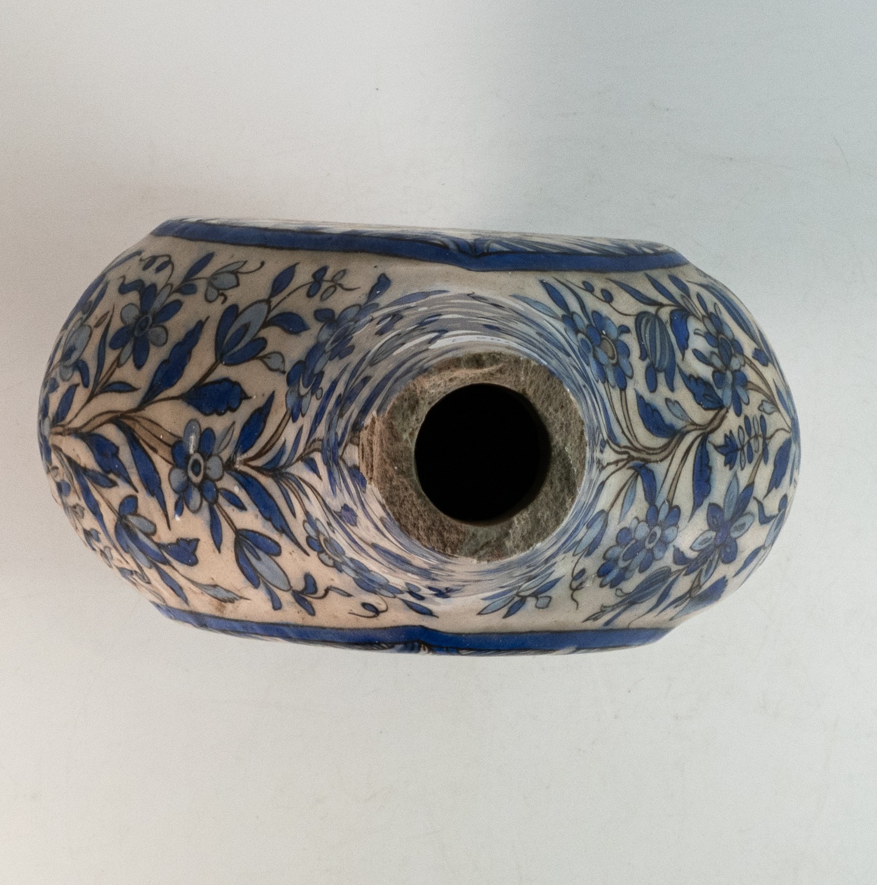 16th century Persian pottery vase. Floral and arboreal decoration in monochrome blue and grey - Bild 3 aus 7