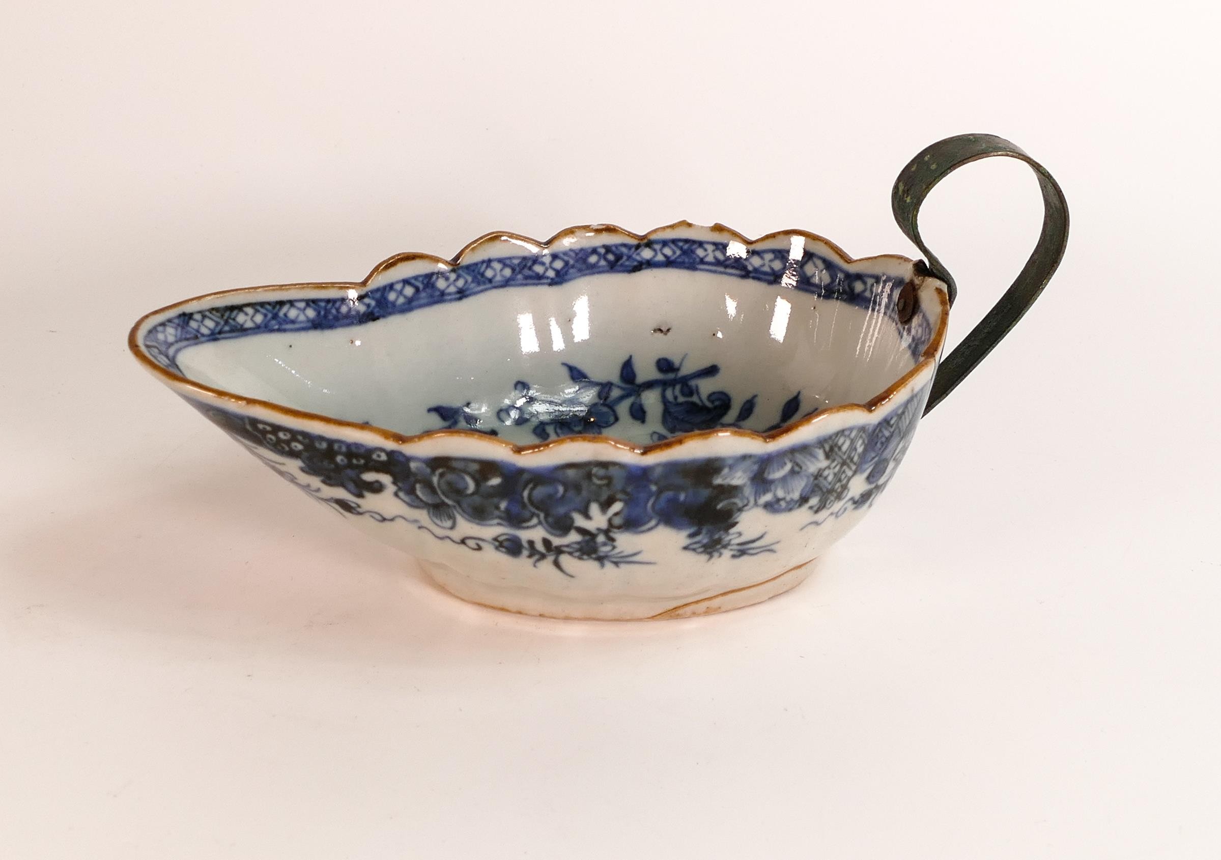An 18th century Chinese Export Porcelain sauceboat with additional wrought iron handle. Decorated in - Bild 2 aus 5