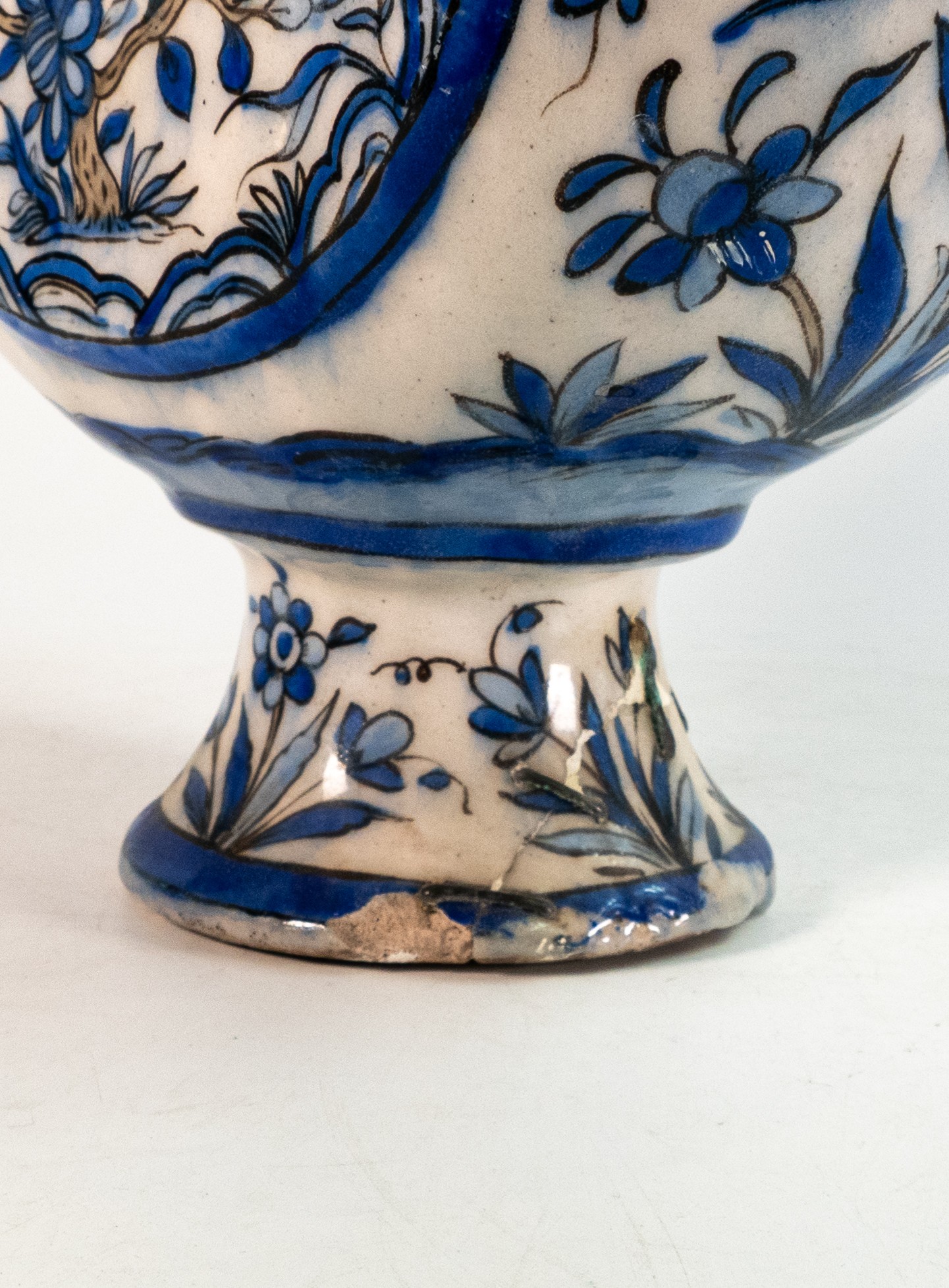 16th century Persian pottery vase. Floral and arboreal decoration in monochrome blue and grey - Bild 6 aus 7