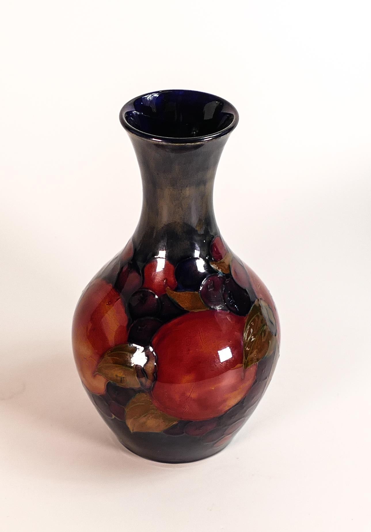 William Moorcroft vase decorated in the Pomegranate design, Some all over crazing. c1920, h.21cm. - Bild 5 aus 6