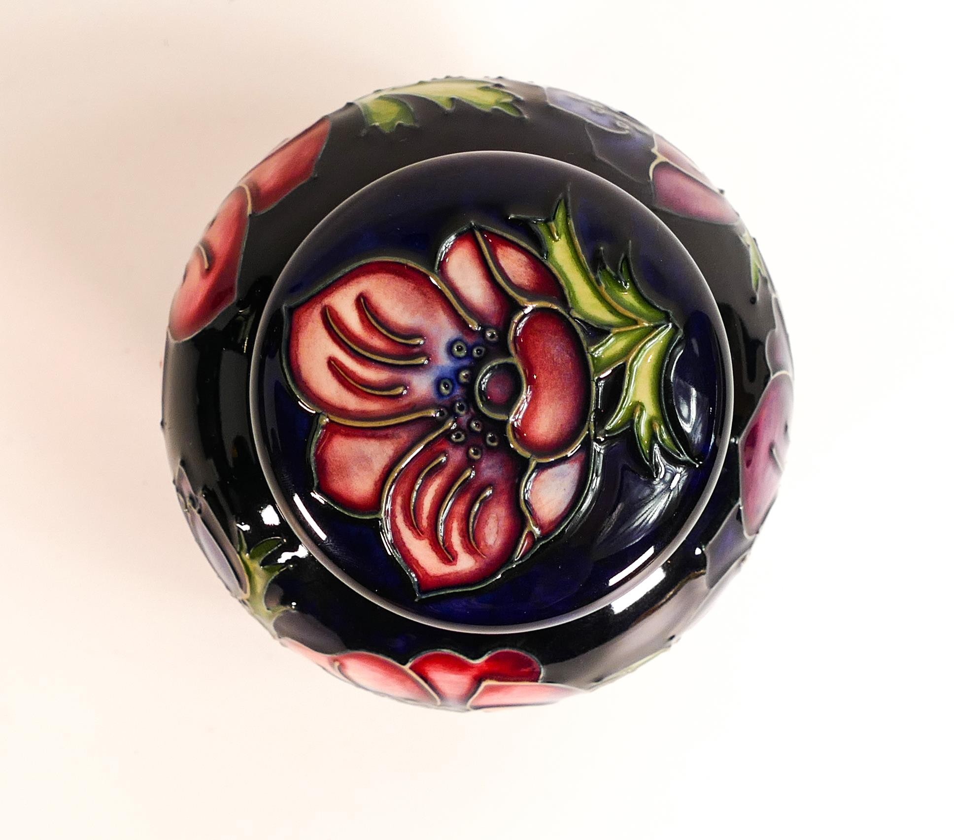 Moorcroft Anemone on blue ground ginger jar, boxed, height 16cm, crazing to base - Bild 3 aus 7