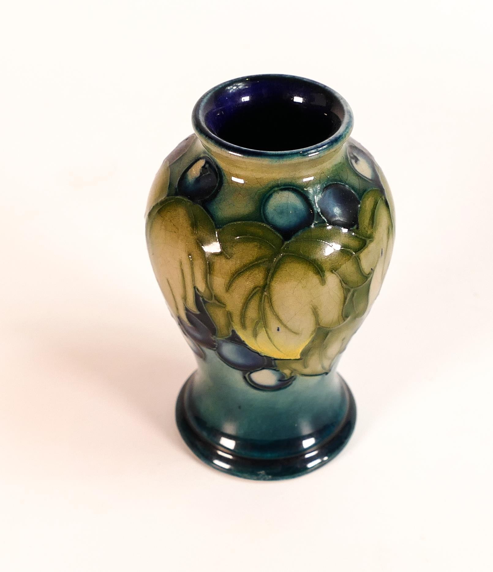 Moorcroft Leaf and Berry vase. Impressed marks to base. Height 10cm. chip to base rim - Bild 4 aus 6