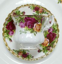 A extensive collection of approx. 400 Royal Albert Old Country Roses patterned items to include - 27