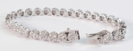 18ct white gold diamond set Tennis bracelet, set 8.40cts of diamonds appx. Comprises 30 x