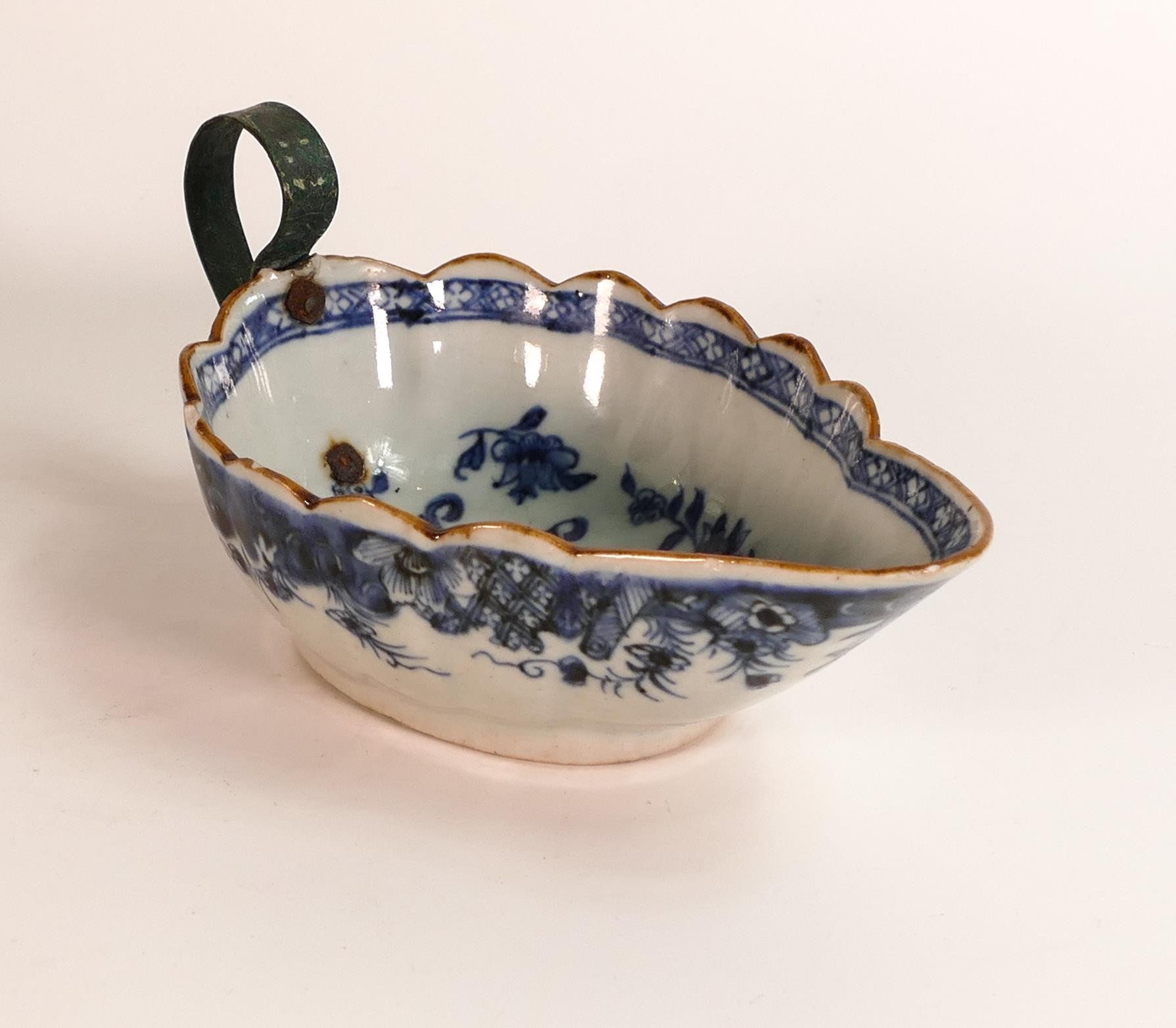 An 18th century Chinese Export Porcelain sauceboat with additional wrought iron handle. Decorated in - Bild 3 aus 5