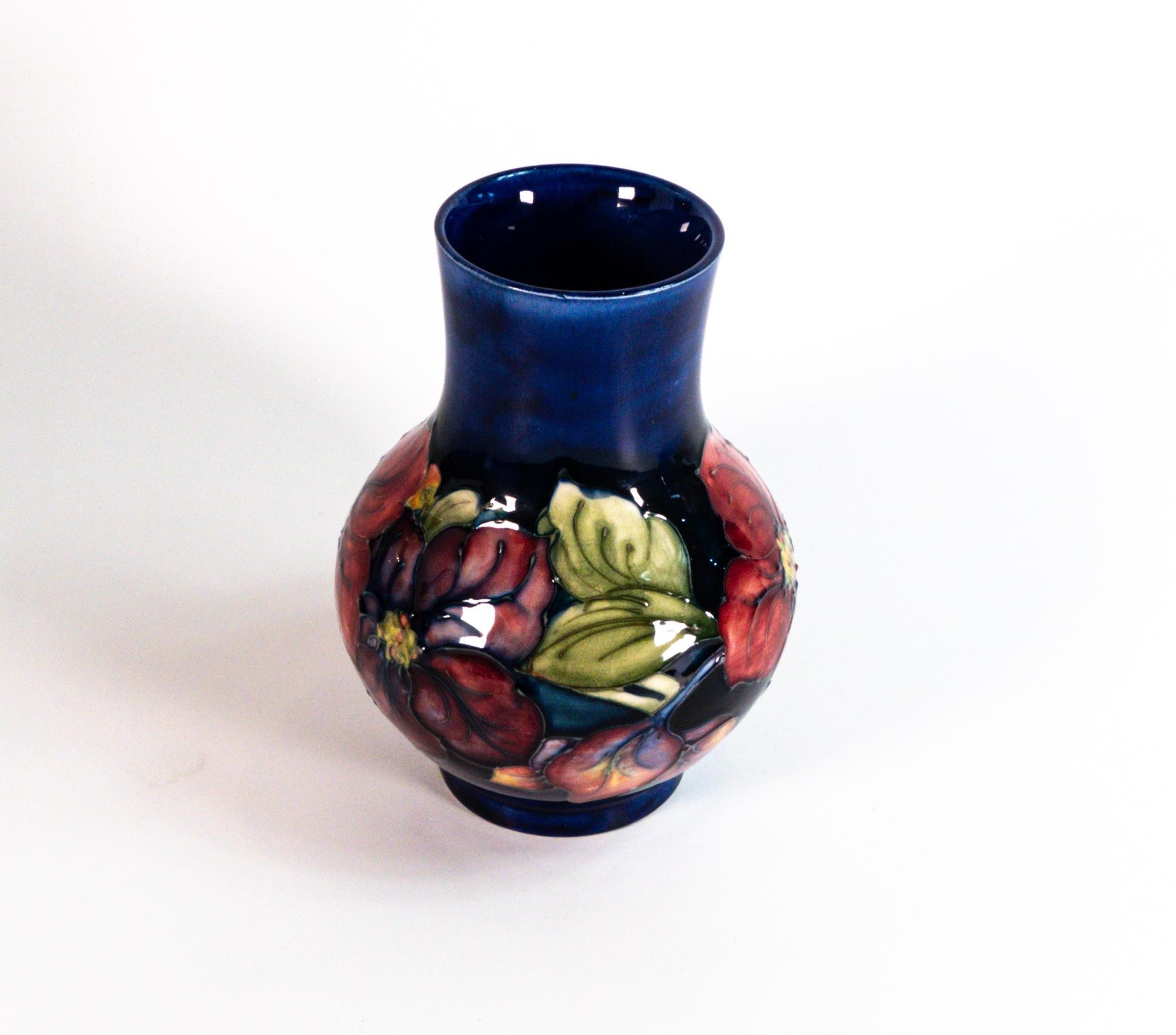 Walter Moorcroft vase decorated in the Anemone design, h.18cm, small underglaze chip to base edge. - Bild 5 aus 6