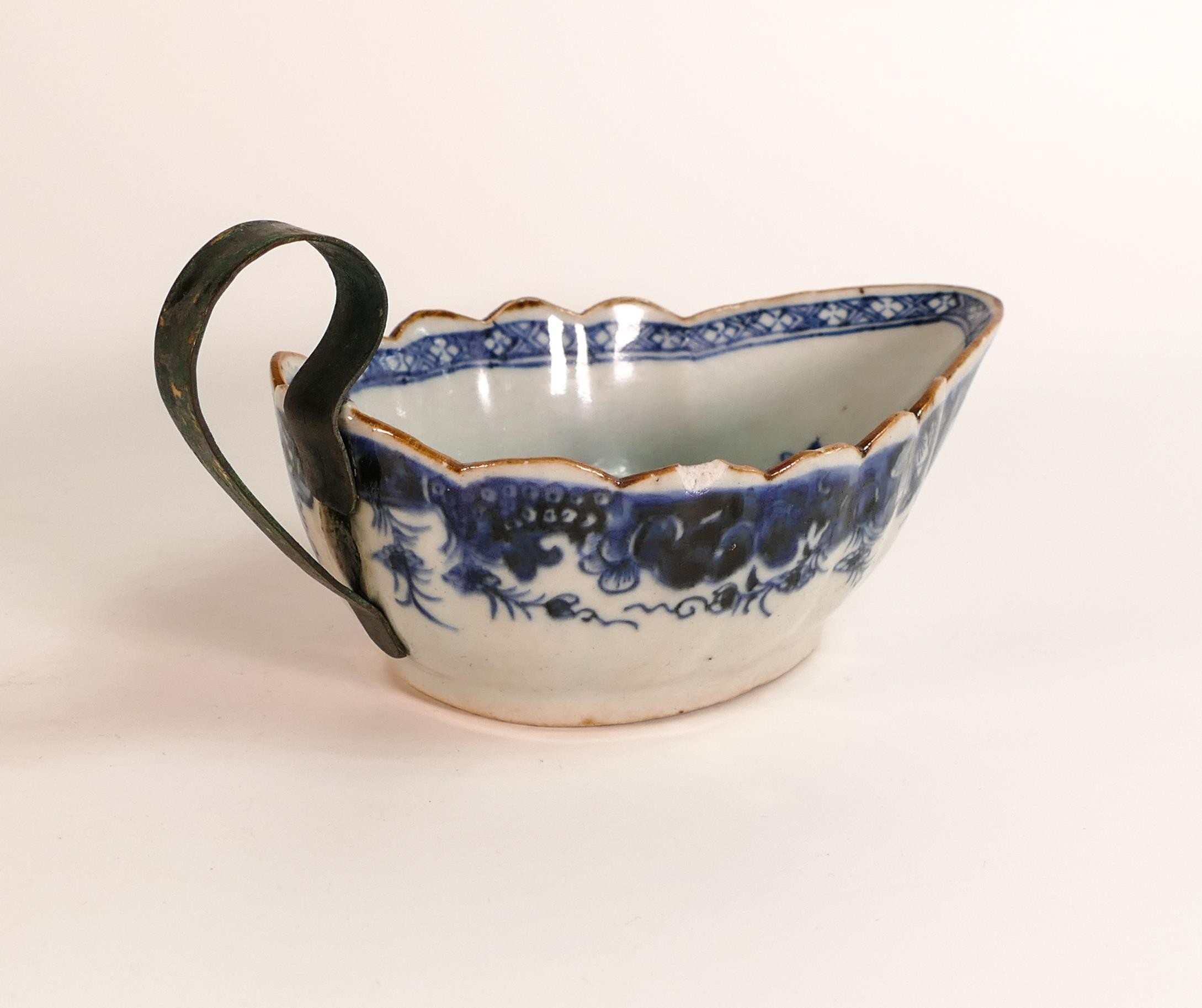 An 18th century Chinese Export Porcelain sauceboat with additional wrought iron handle. Decorated in - Bild 4 aus 5