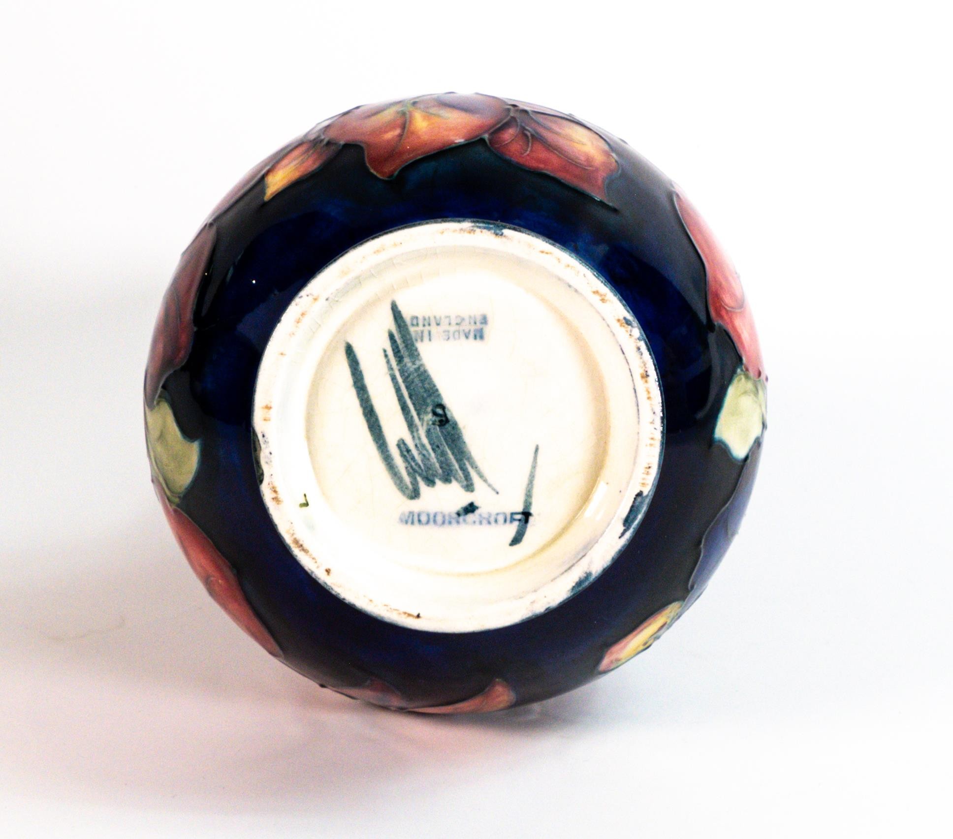 Walter Moorcroft vase decorated in the Anemone design, h.18cm, small underglaze chip to base edge. - Bild 6 aus 6
