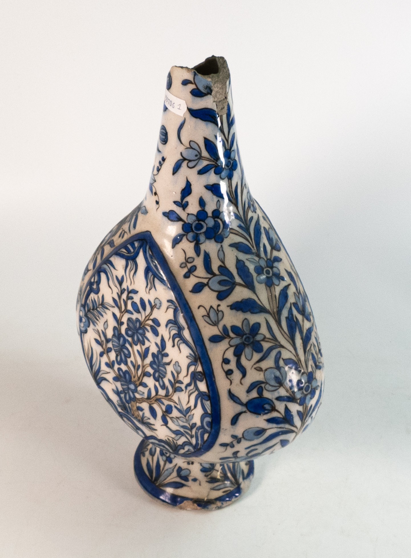 16th century Persian pottery vase. Floral and arboreal decoration in monochrome blue and grey - Bild 5 aus 7