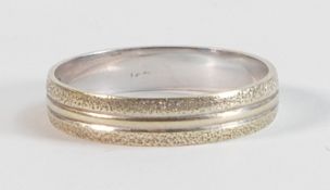 9ct white gold wedding ring, size O, 2.2g.