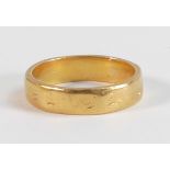 22ct gold wedding ring, size K, 5.1g.