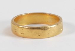22ct gold wedding ring, size K, 5.1g.