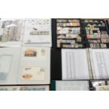 Large stamp collection in 5 albums - Includes full album with comprehensive mint collection of