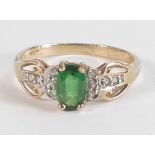 Ladies 9ct gold ring set with single green stone, size N,1.7g.