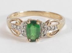 Ladies 9ct gold ring set with single green stone, size N,1.7g.