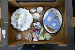 A mixed collection of items to include Wedgwood Jasperware, Aynsley Cottage Garden & similar