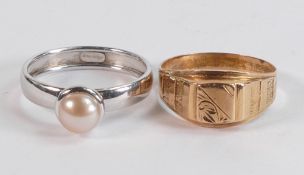 14ct white gold & cultured pearl ring size R/S, 1.50g, together with 9ct gold signet ring size Q,
