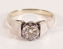 18ct white gold V solitaire diamond ring with geometricely decorated shoulders, diamond approx. 0.