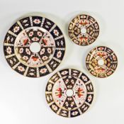 Royal Crown Derby Old Imari plates and dishes in the 2541 design, largest d.27cm. (4)