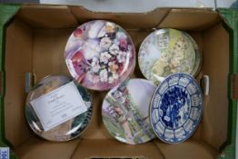 A collection of decorative wall plates to include Coalport, Royal Doulton etc ( 1 tray)