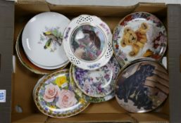 A collection of decorative wall plates to include Franklin Mint and Daven port ( 1 tray)