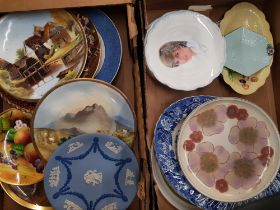A mixed collection of decorative wall plates to include Wedgwood, Royal Doulton and Royal