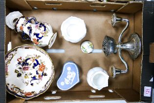 A mixed collection of items to include Masons Blue Mandalay patterned fruit bowl & lidded vase,