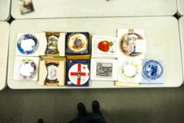 A collection of Boxed Aynsley, Wedgwood Bradford Exchange & similar decorative wall plates (18)