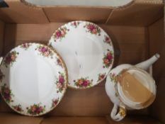 Royal Albert Old Country Roses pattern items to include large tea pot and 6 dinner plates (1 tray)