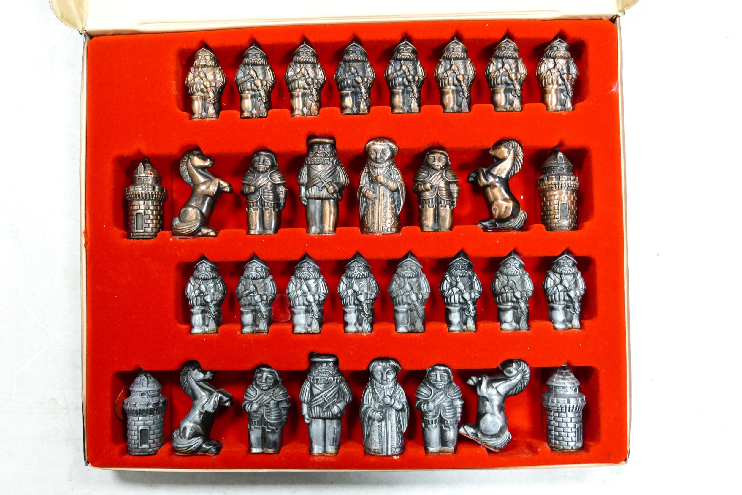 Medieval Theme Cased Metal Chess set, height of king 6.5cm - Bild 2 aus 2