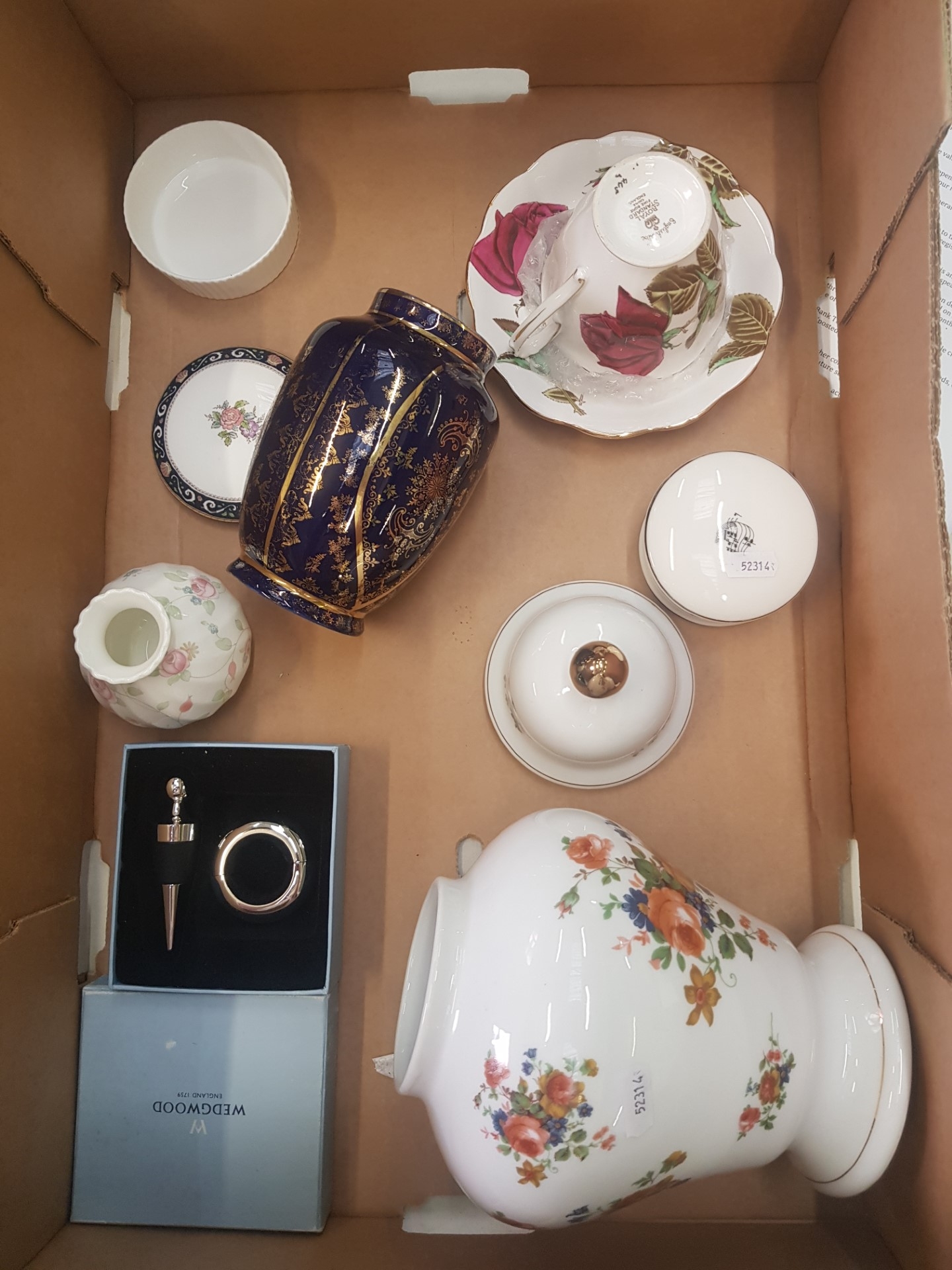 A mixed collection of ceramic items to include Wedgwood vase, boxed Wedgwood wine bottle stopper,