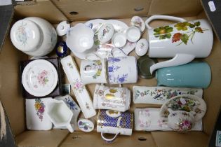 A mixed collection of items to include Shelley 2377 part breakfast set, floral teas ware, floral