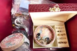 Large quantity of costume and silver jewellery - Bag of assorted silver jewellery, together with